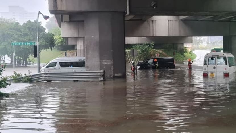 SCDF selamatkan 5 orang daripada kenderaan terkandas akibat banjir kilat dekat Ikea Tampines SCDF selamatkan 5 orang daripada kenderaan terkandas akibat banjir kilat dekat Ikea Tampines