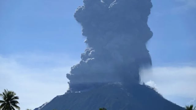 印尼伊布火山喷发次数增加 岛民准备撤离