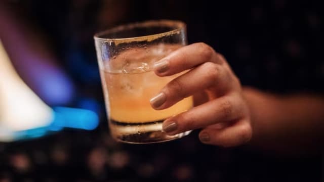 中国女子失恋狂喝白酒后死亡 闺蜜陪饮未阻止被判担责