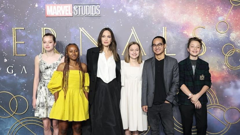 Anak-anak Angelina Jolie dan Brad Pitt hapus nama ayahnya