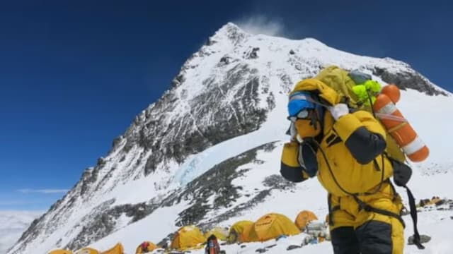 珠峰登山诈骗链曝光 对游客 “下毒” 引发不适骗取高额救援费