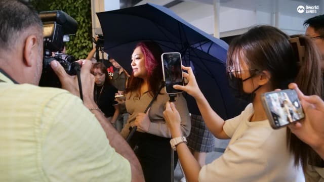 谈及向党领导承认撒谎时 辣玉莎泪洒公堂