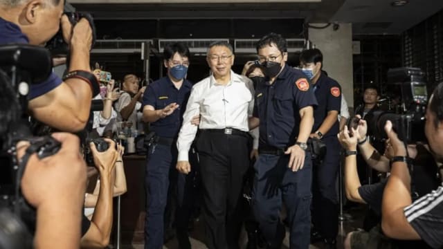 台北前市长柯文哲涉及政治献金案 拒绝夜间侦讯被当庭逮捕
