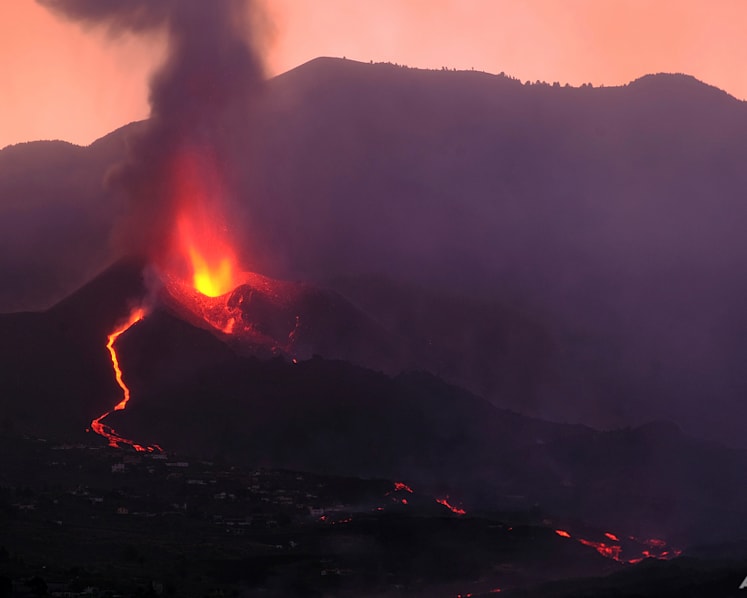 Volcanic ash cloud halts flights to and from Spanish island