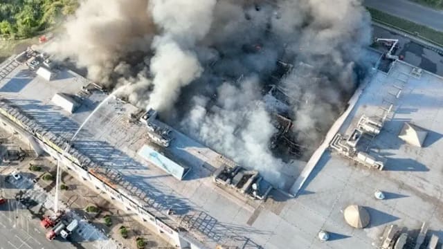 乌克兰购物中心遭俄国无人机袭击 造成16死130伤