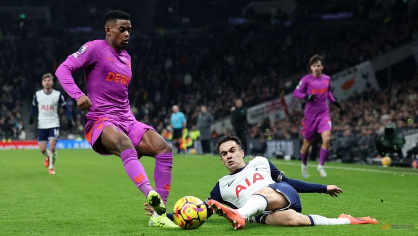 Spurs held 2-2 by Wolves in exciting clash