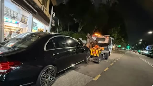 “突感晕眩分不清左右” 新传媒电台DJ奔驰撞巴士