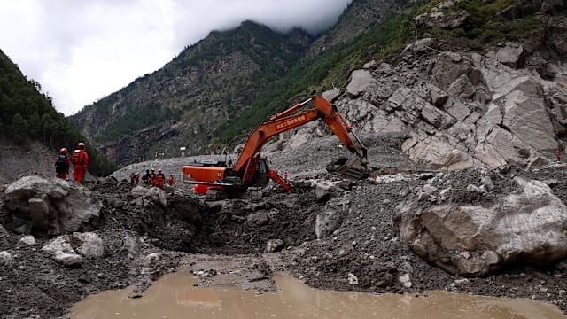 中国西藏吉隆口岸洪灾灾区再发现12具遗体