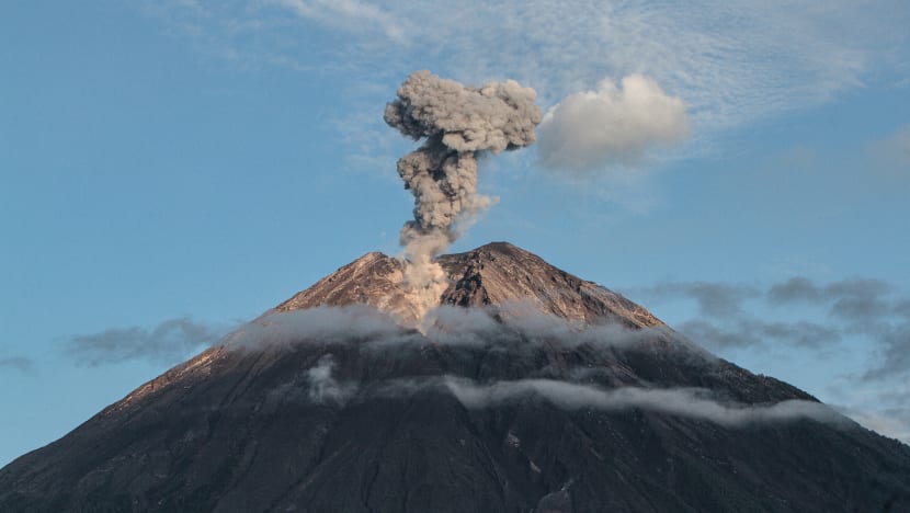 Gunung Semeru meletus enam kali, tahap amaran kekal tinggi