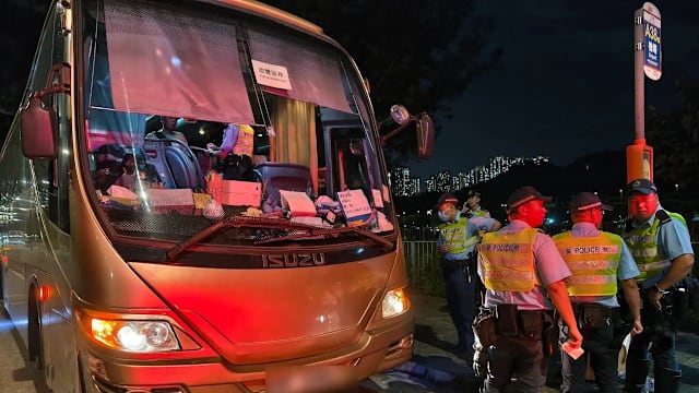 旅巴司机驾车时昏迷身亡 领队踩刹车救46人