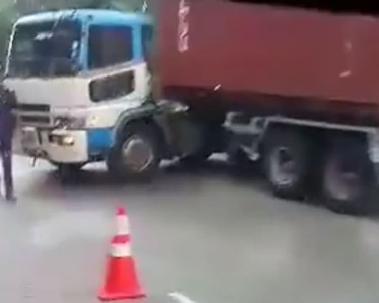 Trailer accident on SLE causes oil spill, resulting in more accidents and highway closure