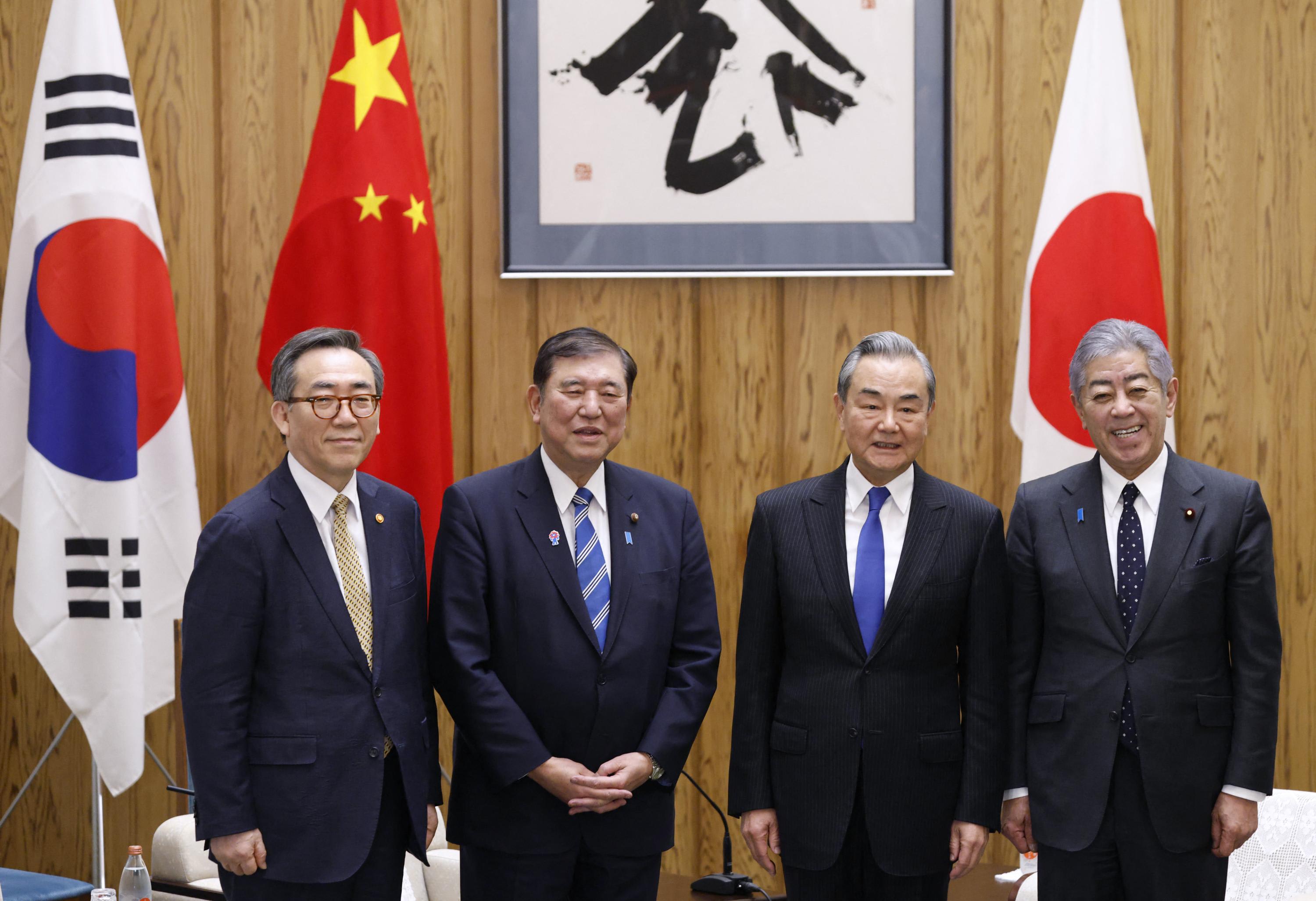 中日韩外长会谈即将举行日相石破茂在官邸会见中韩外长- 8world