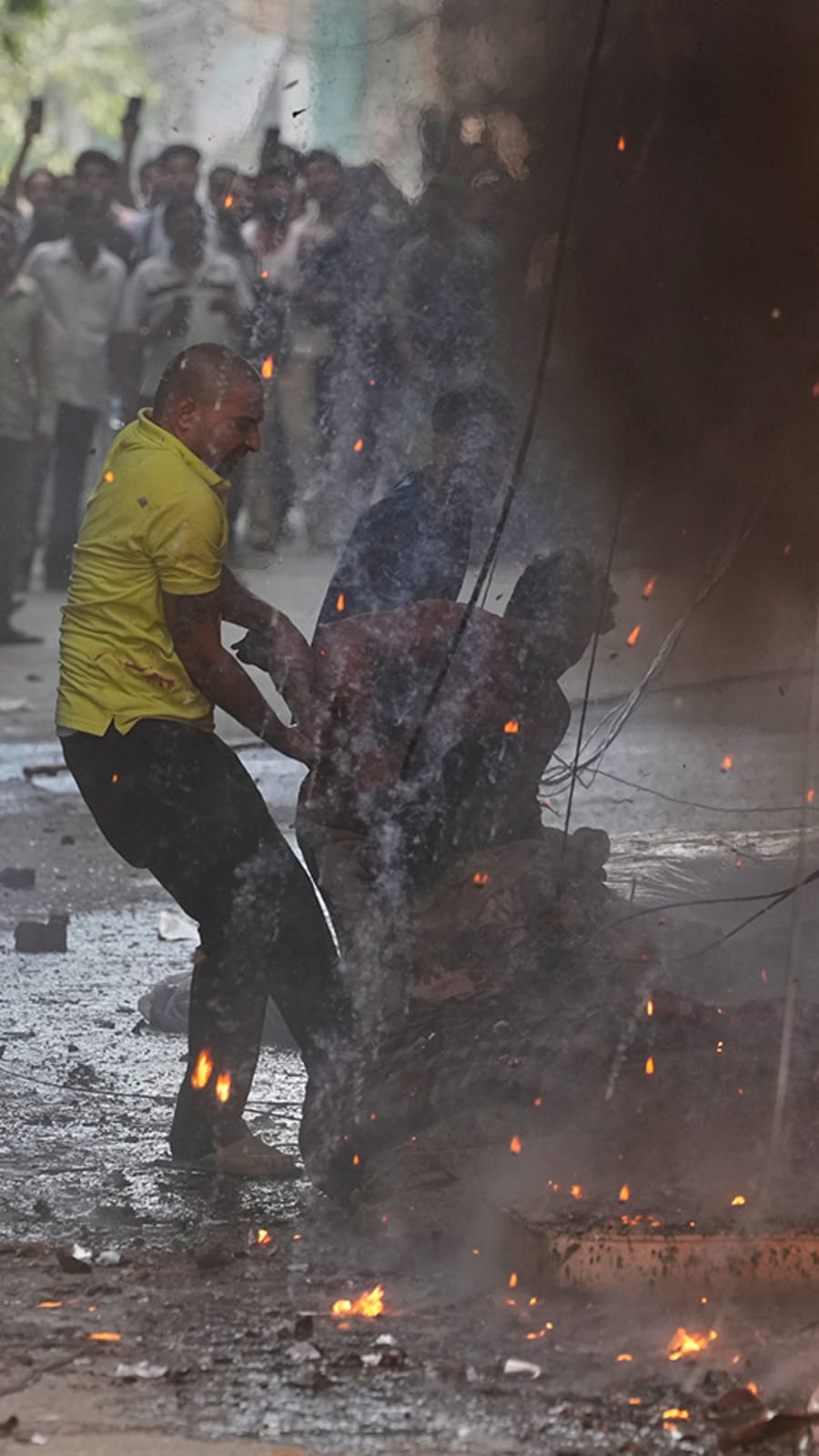 Fire sweeps through New Delhi building, killing at least 21 people