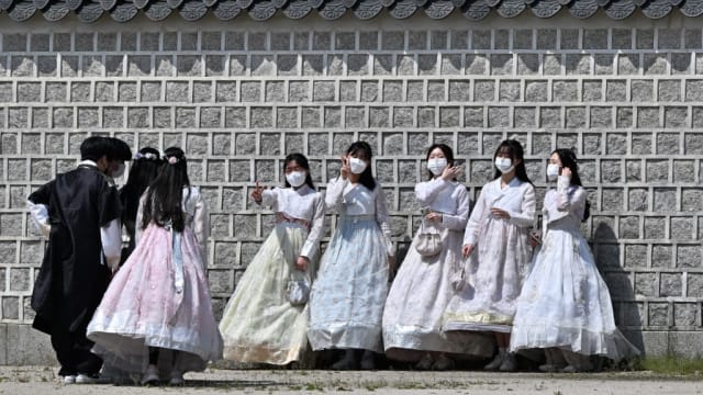 韩国新增病例回跌到9万起以下