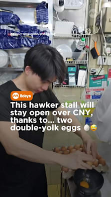This Korean fried chicken hawker left his schedule up to destiny, and it was pretty egg-citing to say the least #8dayssg #8dayssgtrending #eggs #chinesenewyear #cny 