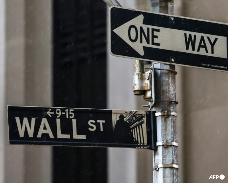 Wall St ends lower as bank CEOs warn of possible pullback, fuelling tech bubble jitters