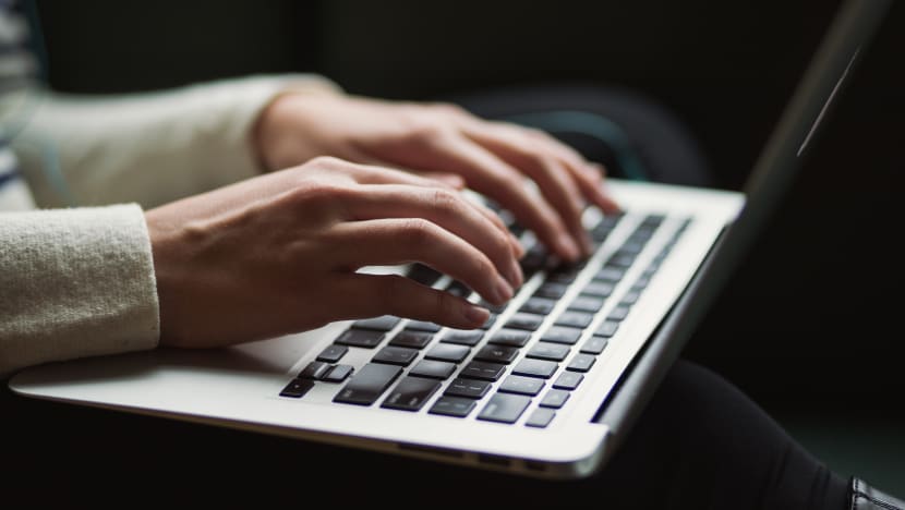 Pempengaruh Malaysia bunuh diri selepas dibuli online; polis tahan wanita tempatan Pempengaruh Malaysia bunuh diri selepas dibuli online; polis tahan wanita tempatan
