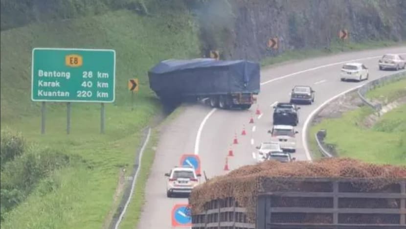 Kesesakan 6 kilometer di Lebuhraya Karak, treler terbabas masuk longkang