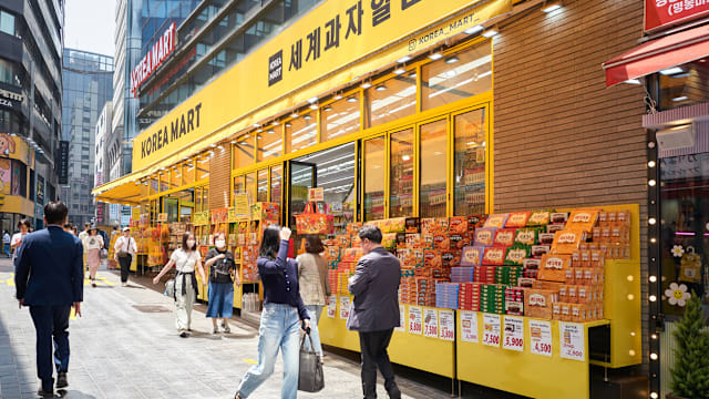 韩国放宽大型超市营业时间 清晨送货引发员工反弹