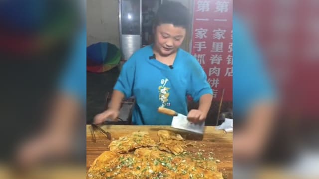 帮忙看顾三个摊位 中国男孩：再累也没有我爸爸累