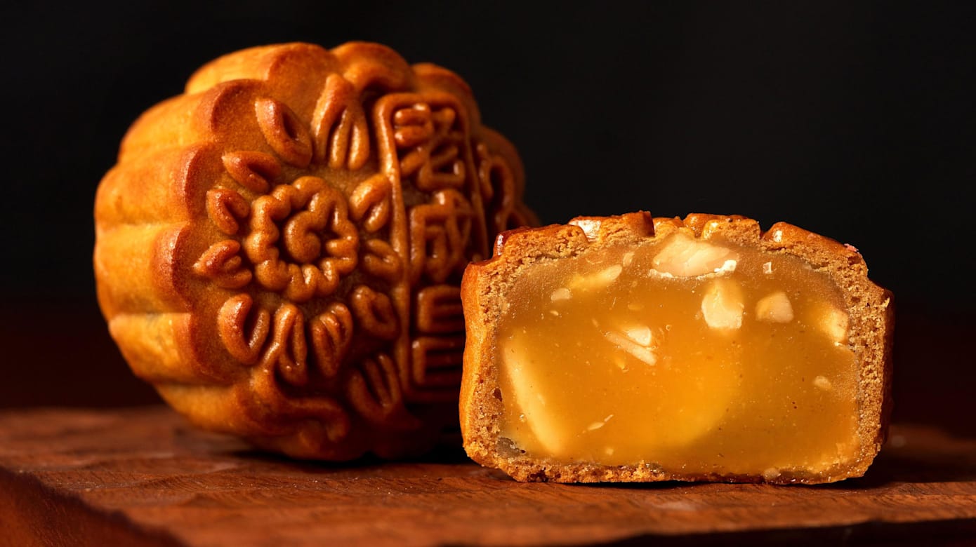 白莲蓉橄榄馅 ，$76.8（每盒6个），$9.80（个）。（图：Old Seng Choong）