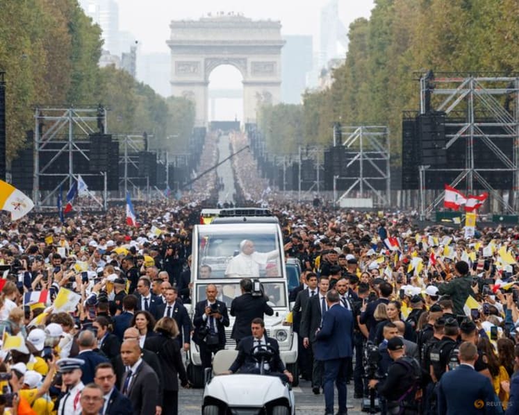 Hundreds of thousands in Paris cheer Pope Leo in largest event of French tour