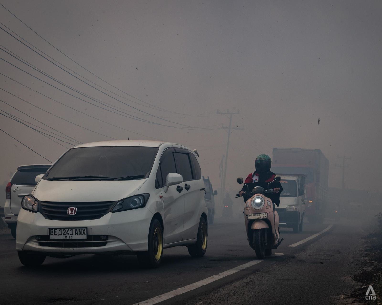'Cuma bisa menunggu dan berharap': Kabut asap karhutla ganggu mata pencaharian warga di Sumatra