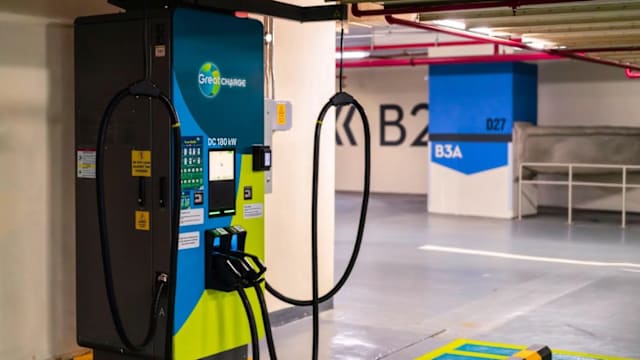 每个组屋市镇明年底前 将设至少一个电动车快速充电站