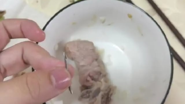 中国南京消费者超市买排骨 回家食用后被针扎嘴