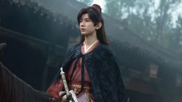 李凯馨新剧《赴山海》穿帮画面疯传！成毅拿剧本、穿洞洞鞋入镜，亲上火线回应