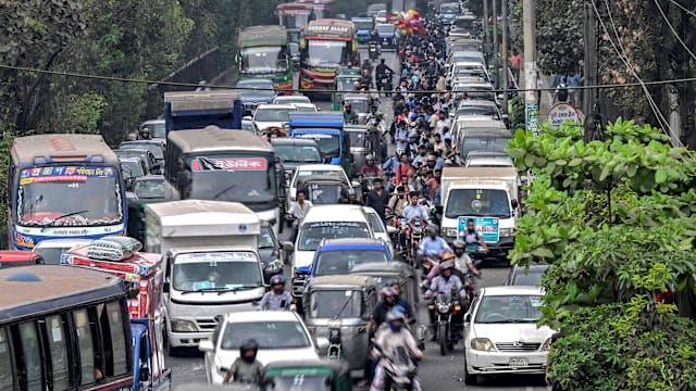 巴基斯坦和孟加拉民众抢购燃油