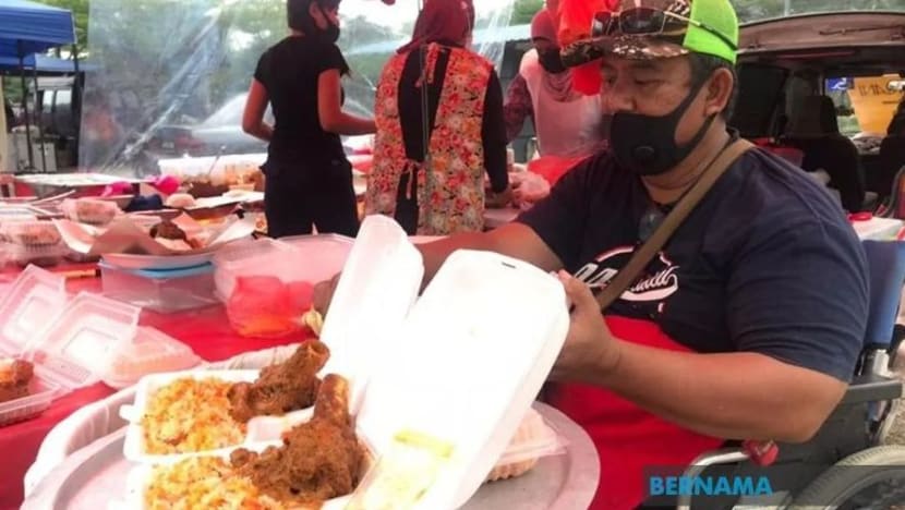 Berkerusi roda tidak halang peniaga Johor ini jual nasi beriani sambil sedekah