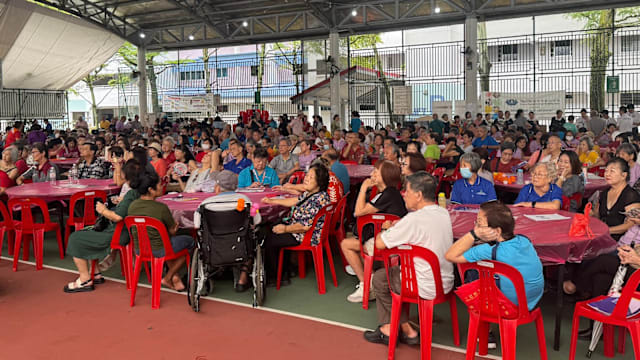 武吉巴督掀起银发数码学习热潮 400名年长居民学AI创新加坡纪录