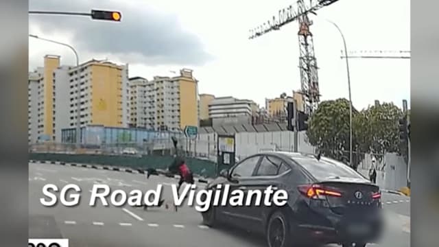 老翁宏茂桥开车闯红灯 九岁童骑脚车过马路被撞飞