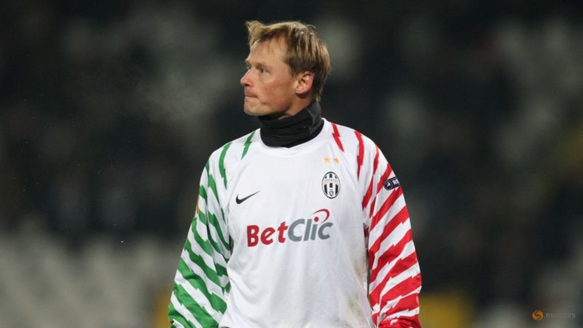 Former Austria goalkeeper Manninger dies at 48 after car hit by train