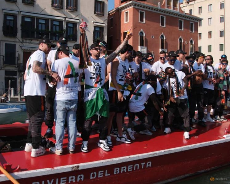 Celebrations in the canals as Venezia set sail for Serie A