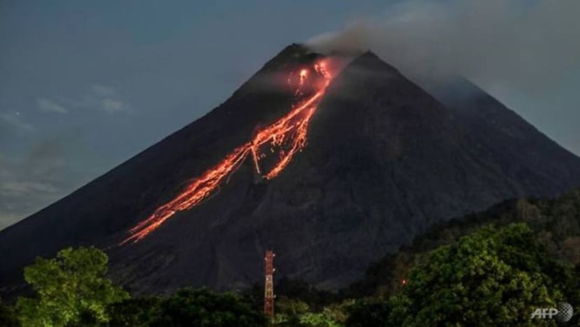Gunung Merapi meletus, keluarkan lahar