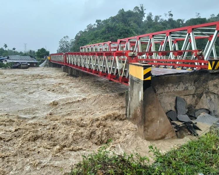 Landslides and flash floods on Indonesia’s Sumatra island leave at least 10 dead and 6 missing