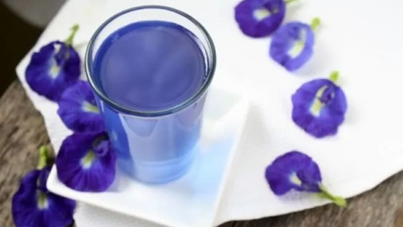 Sarung batik bermotif bunga telang direka khas buat kaum lelaki