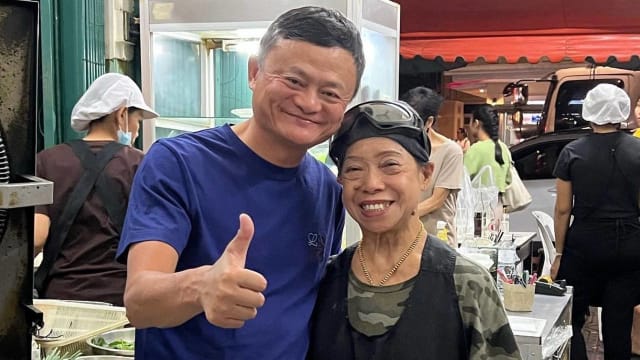 马云现身泰国 看泰拳赛享用美食