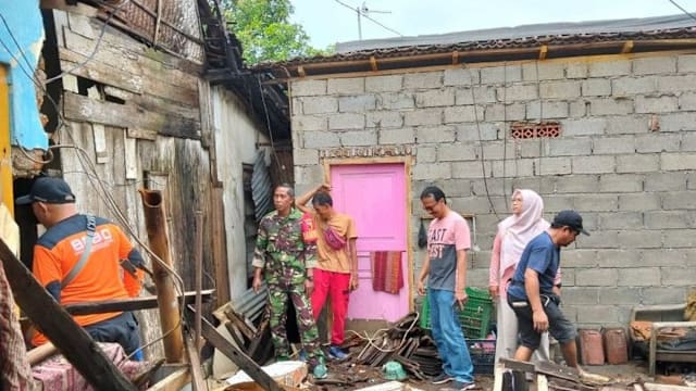 印尼东爪哇遭强风暴雨袭击 三房屋倒塌三人受伤