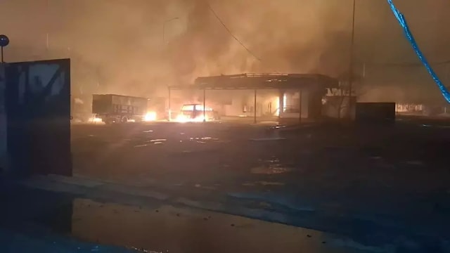 疑气体泄漏 印尼液化气站爆炸17人伤