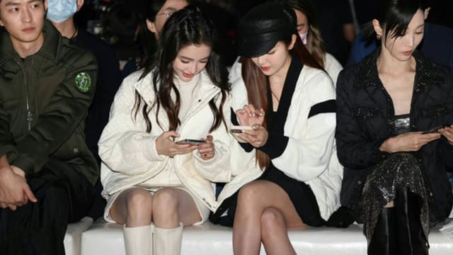 Angelababy场边搭话Jessica　手机扫码加好友全被拍