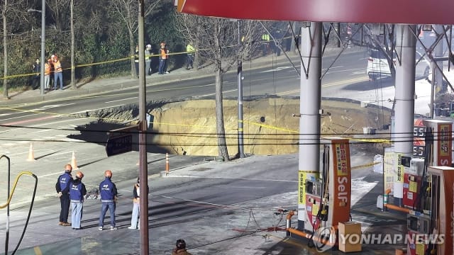 韩国首尔发生道路塌陷 一名摩托车骑士失踪