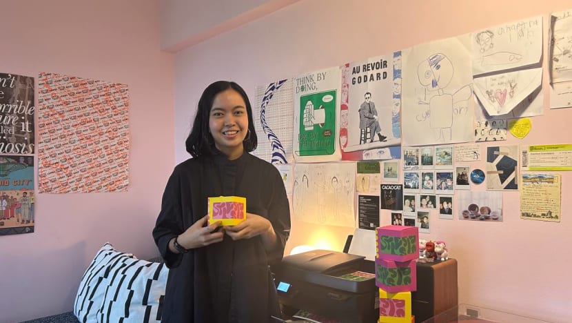 Bergelut dengan skoliosis & anuerisme otak, anak muda ini bangkit jual karyanya demi tingkatkan kesedaran 