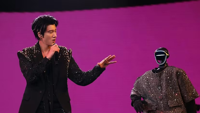 Konser Wang Leehom diiringi robot penari, aksi dance-nya luwes sampai bisa salto