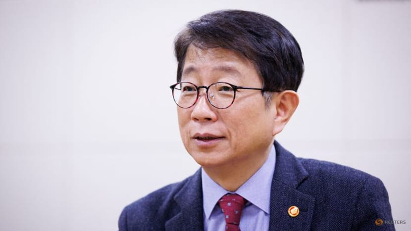 South Korean transport minister plans to resign over country's worst air crash South Korean transport minister plans to resign over country's worst air crash