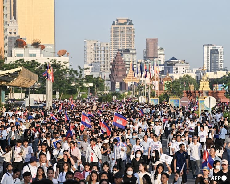Cambodian government musters support from huge crowds in Thai border row