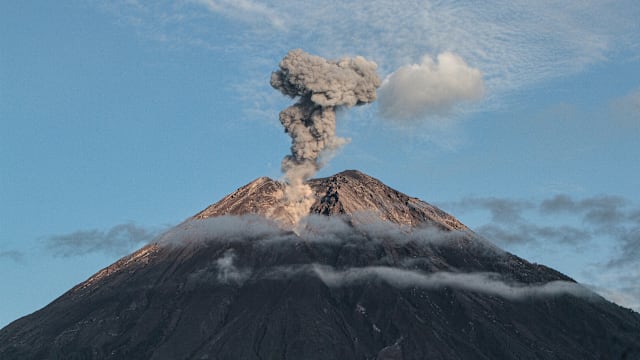 印尼塞梅鲁火山多次喷发 火山灰柱最高达1000米