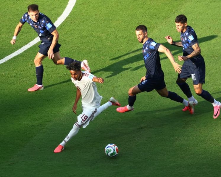 Uruguay's Ugarte suffers serious knee injury at World Cup